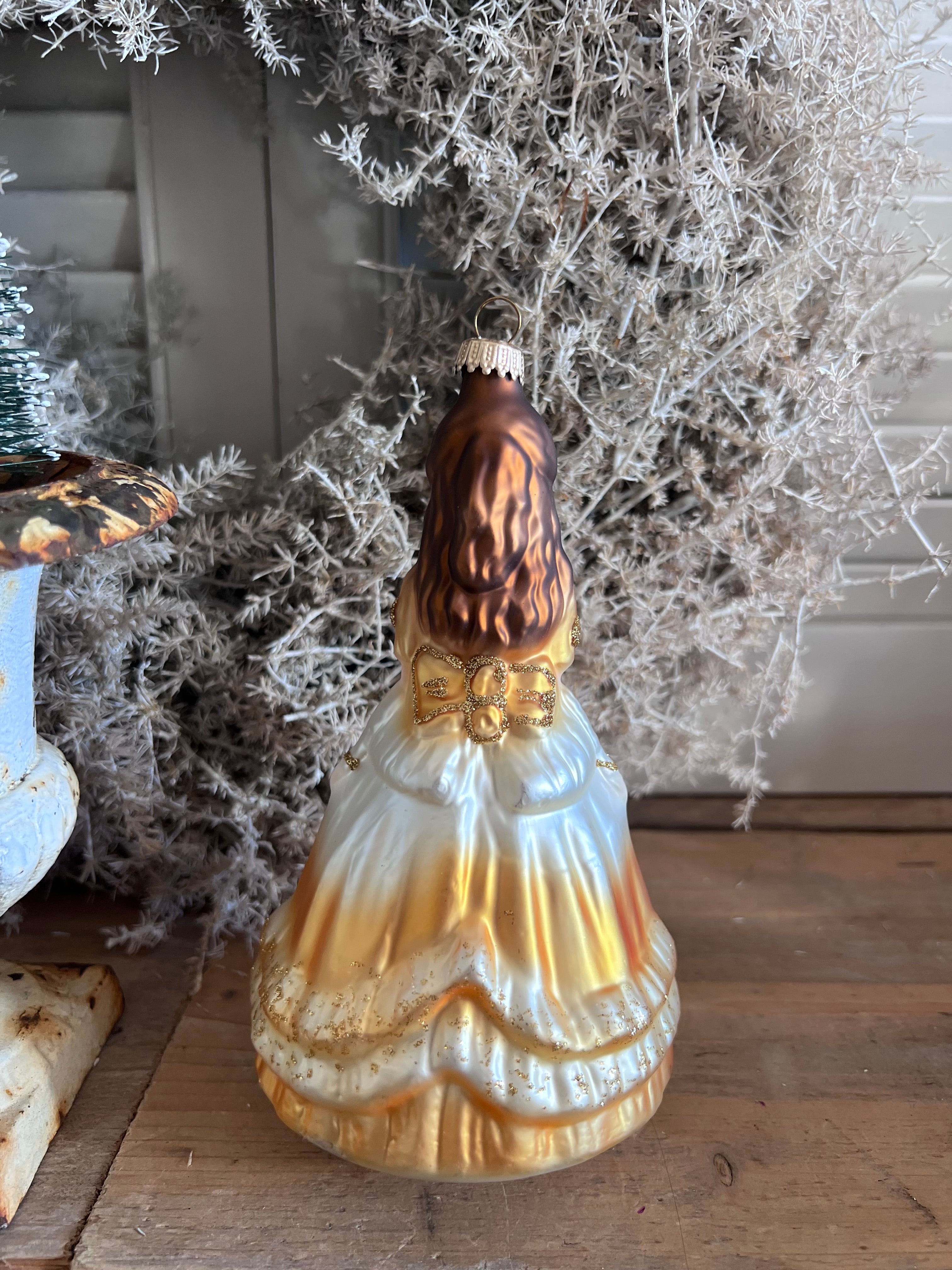 kerstbal Belle, Beauty and the Beast kerstbal, Disney kerstbal glas, glazen kerstbal Belle, kerstversiering Disney, luxe kerstbal glas, kerstbal Beauty and the Beast, kerstdecoratie glas.