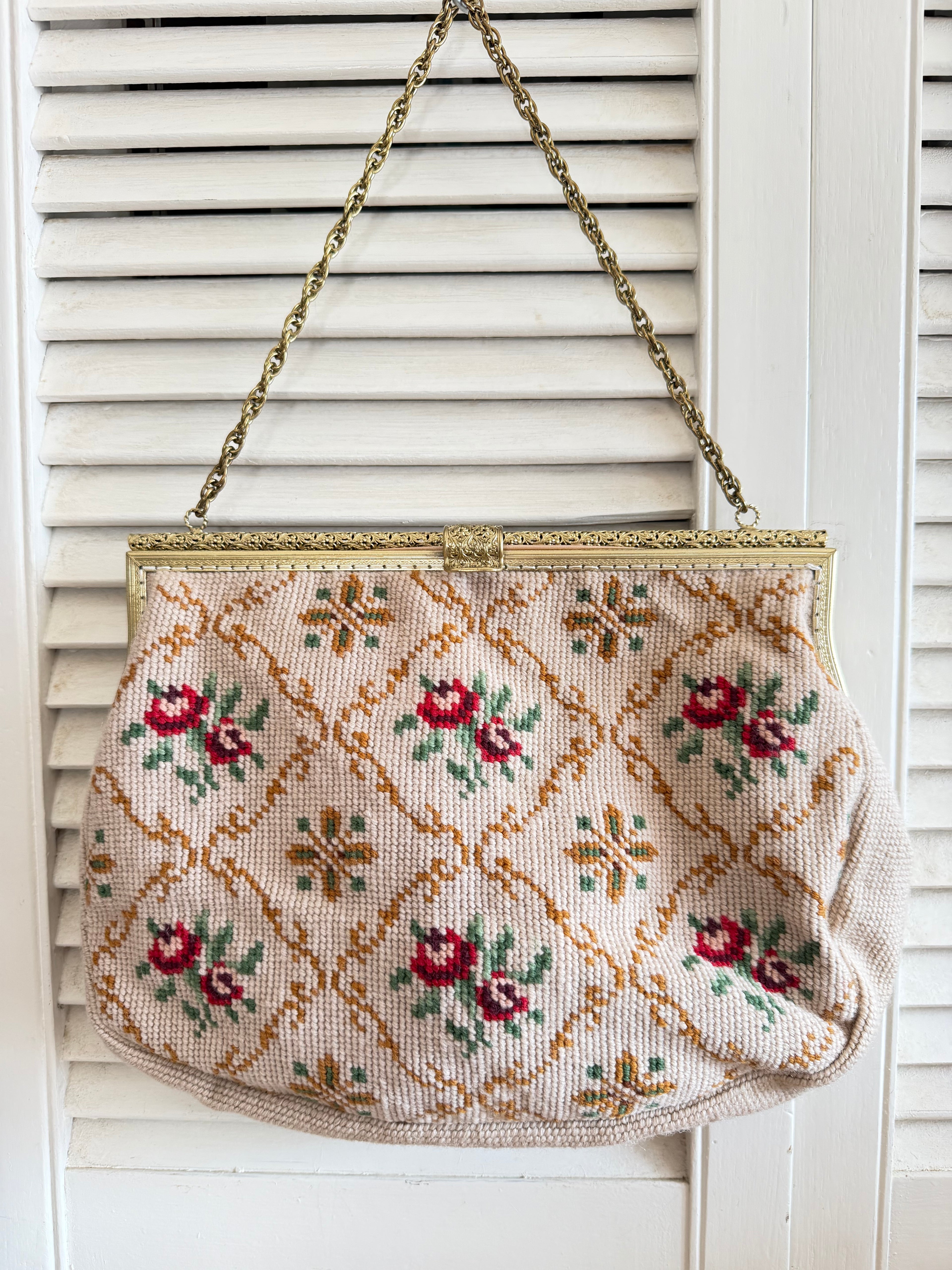 Vintage gobelin handtas met rozen en goudkleurige beugel, Sofia&