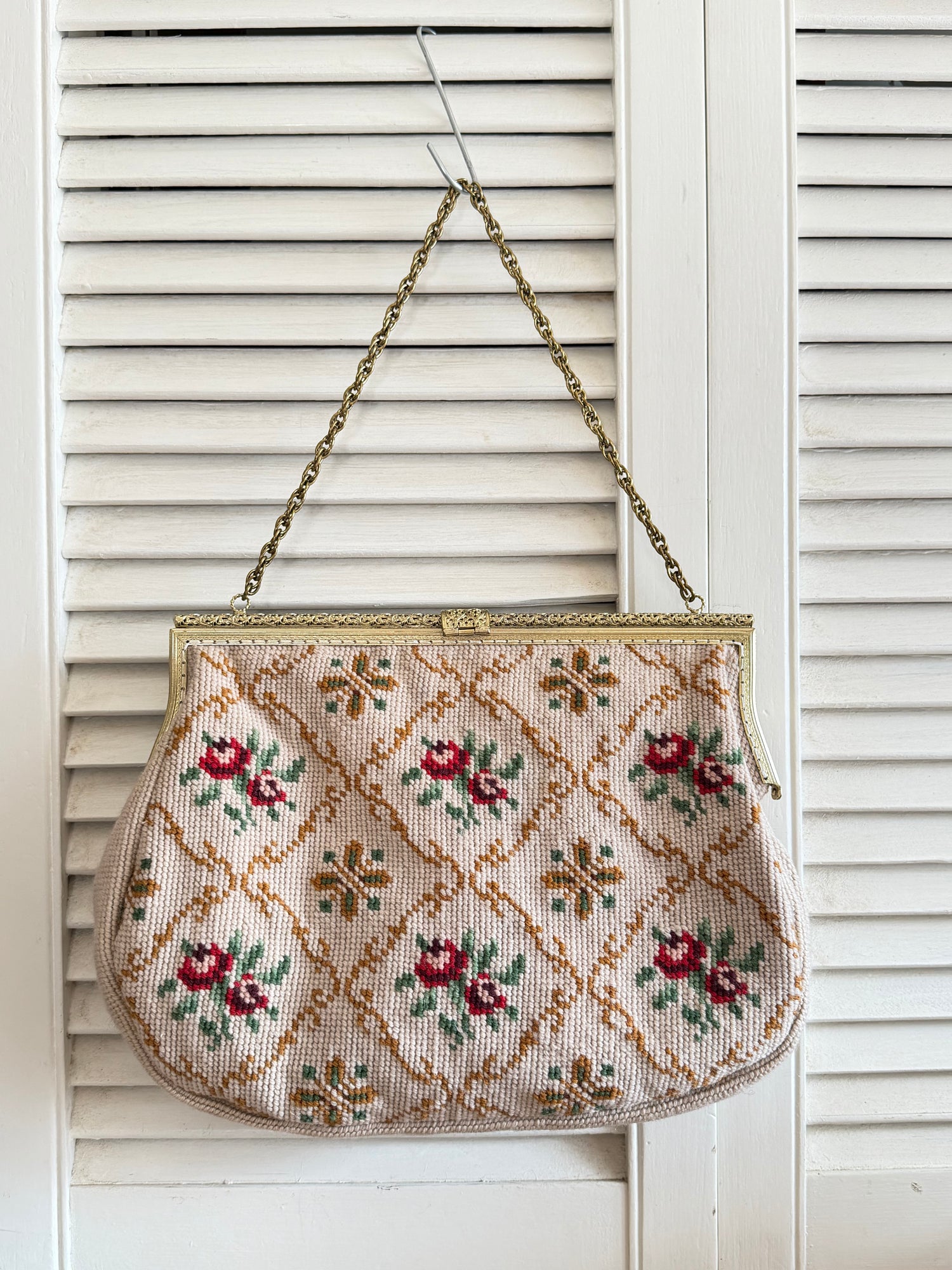 Vintage gobelin handtas met rozen en goudkleurige beugel, Sofia&