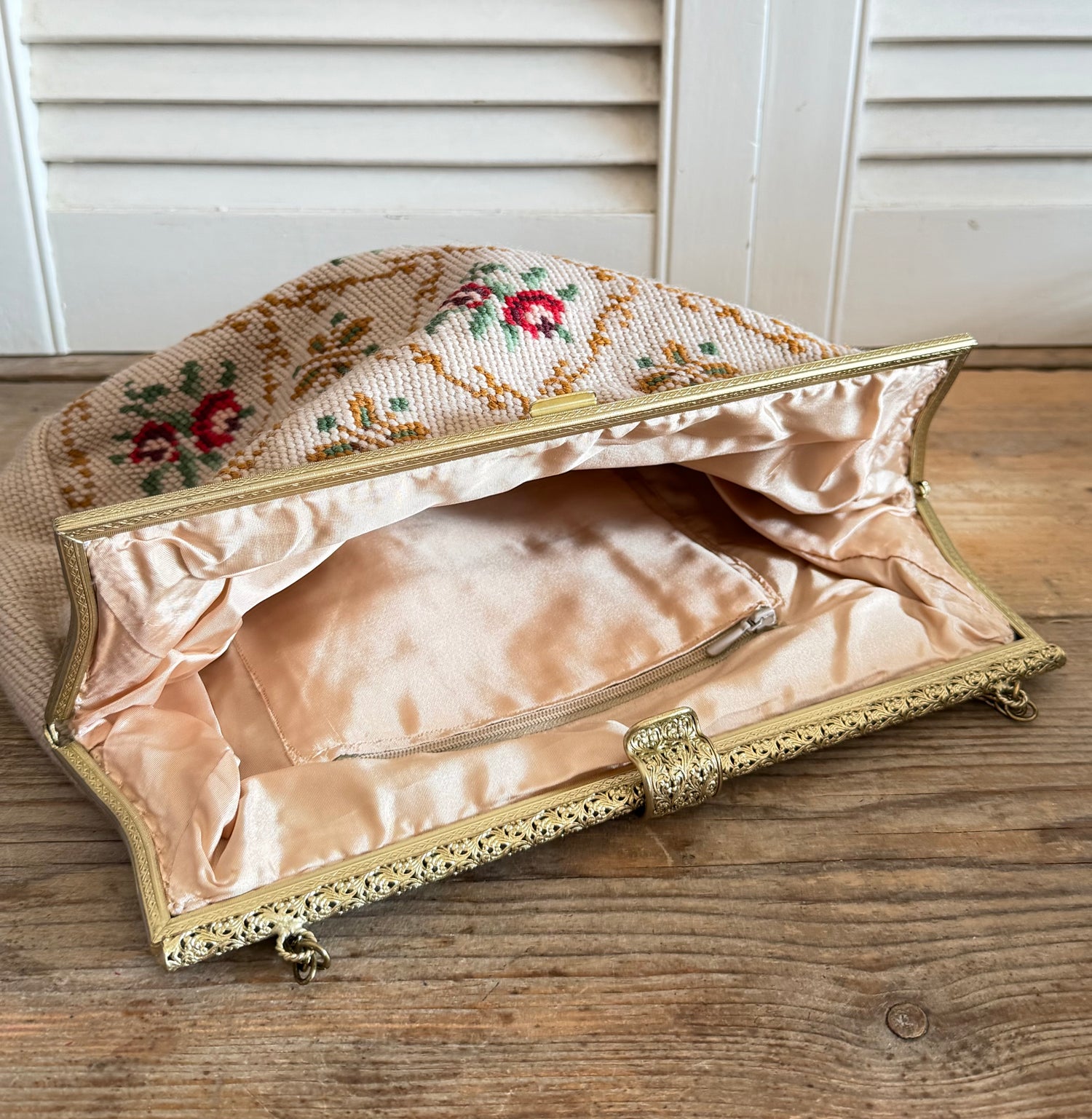 Vintage gobelin handtas met rozen en goudkleurige beugel
