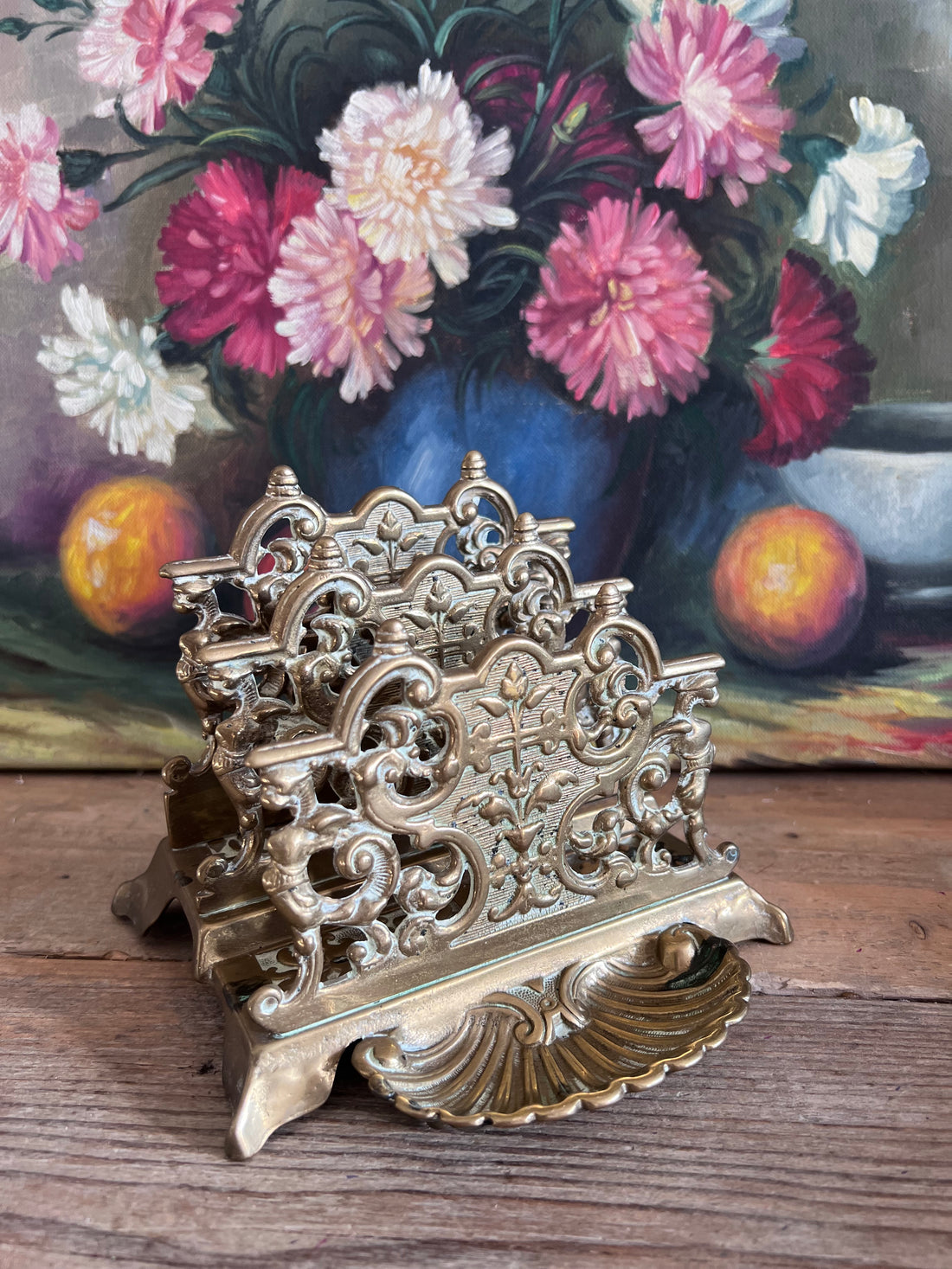 vintage brievenhouder messing, Art Nouveau brievenhouder, messing bureau organizer, vintage bureau accessoire, Art Nouveau design, brievenhouder klassiek, messing posthouder, stijlvolle brievenhouder, bureau organizer vintage.