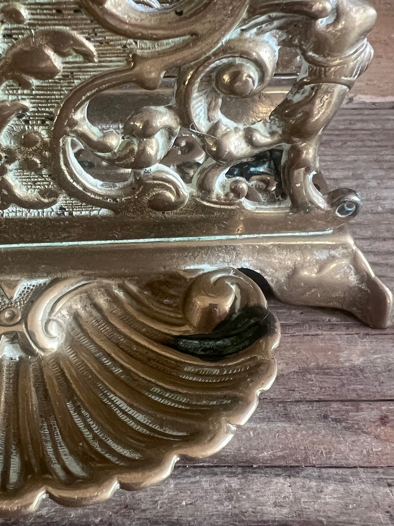 vintage brievenhouder messing, Art Nouveau brievenhouder, messing bureau organizer, vintage bureau accessoire, Art Nouveau design, brievenhouder klassiek, messing posthouder, stijlvolle brievenhouder, bureau organizer vintage.