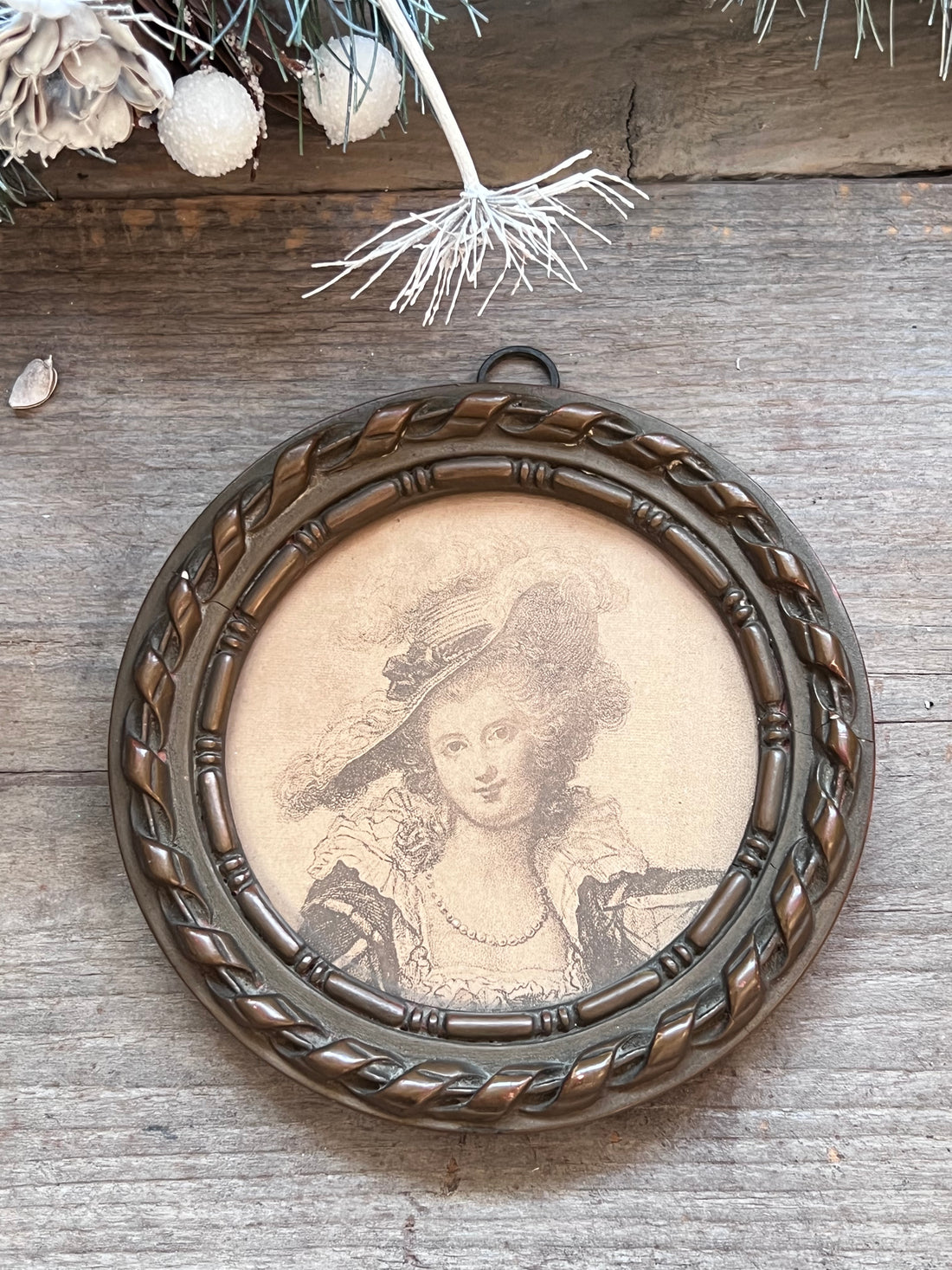 vintage lijstje Rococo dame, antiek schilderij bruintinten, vintage wanddecoratie, Rococo kunstwerk, klassieke vintage decoratie, vintage schilderijtje damesportret, bruine tinten interieurdecoratie, vintage kunstcollectie, nostalgische woonaccessoires.