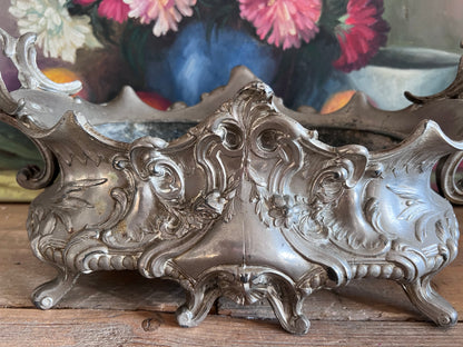 antieke Franse jardinière, tinnen jardinière circa 1900, vintage plantenbak tin, Franse vintage decoratie, antieke tuinaccessoires, klassieke tinnen plantenbak, oude Franse jardinière, decoratieve plantenbak.