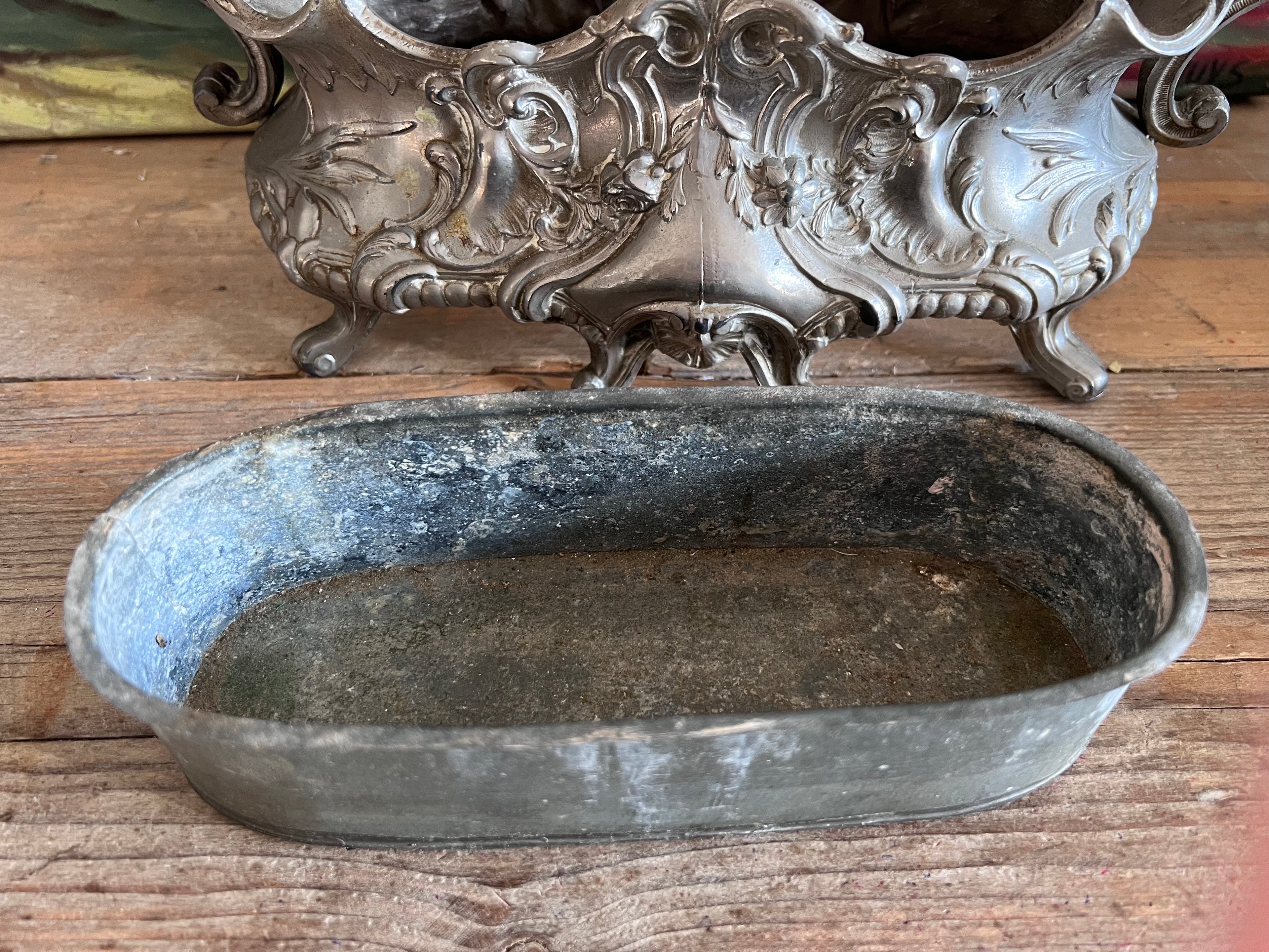 antieke Franse jardinière, tinnen jardinière circa 1900, vintage plantenbak tin, Franse vintage decoratie, antieke tuinaccessoires, klassieke tinnen plantenbak, oude Franse jardinière, decoratieve plantenbak.