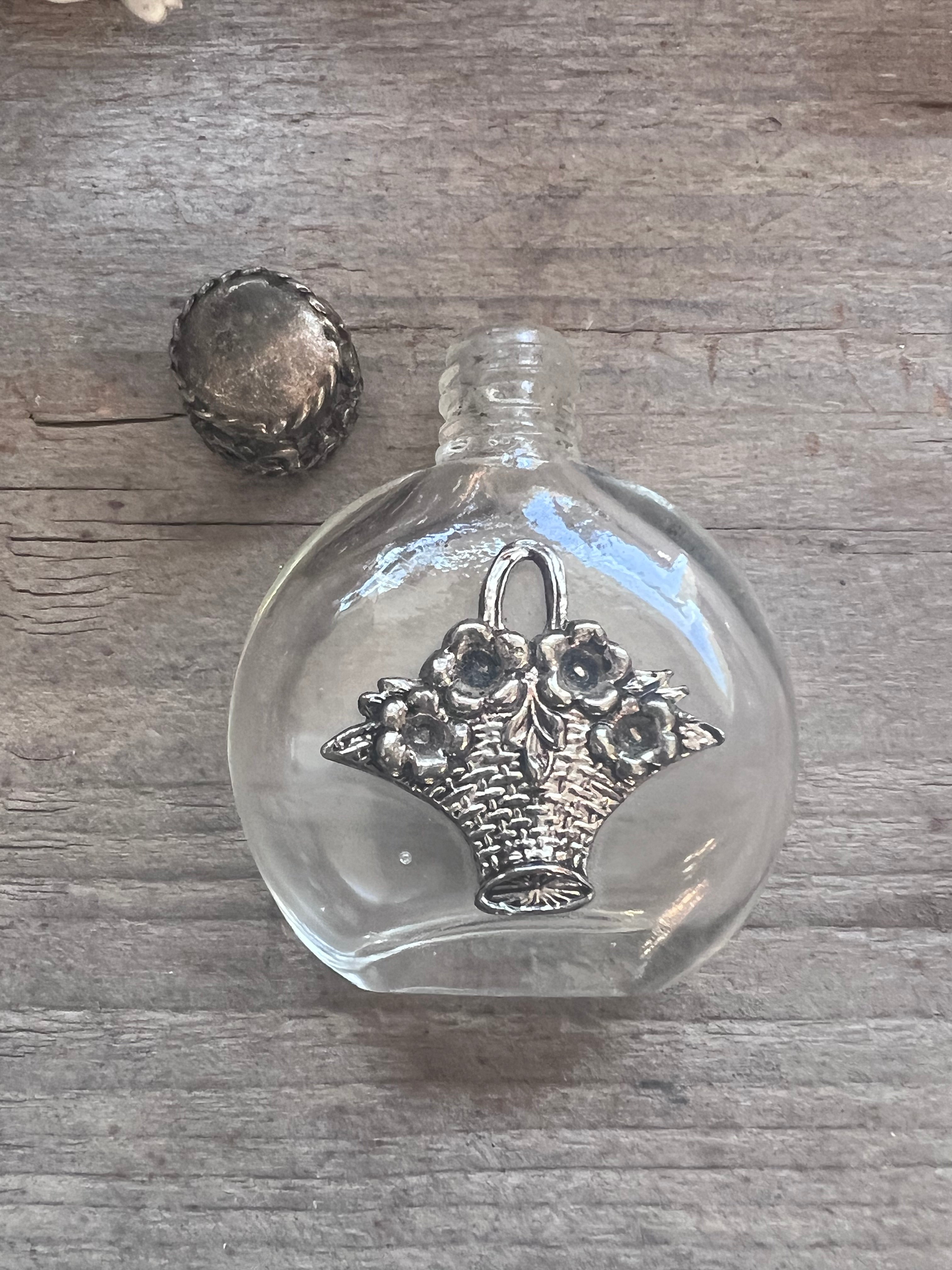 vintage parfumflesje glas, parfumflesje tinnen dop, vintage parfumflesje bloemenmandje, decoratief parfumflesje, vintage verzamelobject, parfumflesje collectors item, nostalgisch parfumflesje