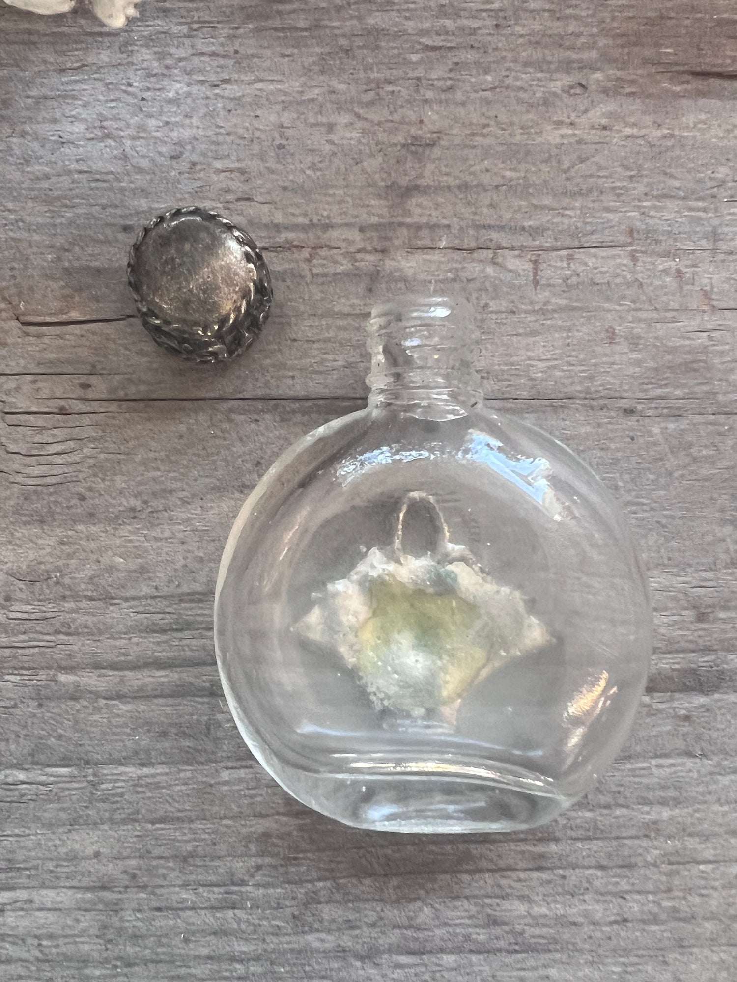 vintage parfumflesje glas, parfumflesje tinnen dop, vintage parfumflesje bloemenmandje, decoratief parfumflesje, vintage verzamelobject, parfumflesje collectors item, nostalgisch parfumflesje