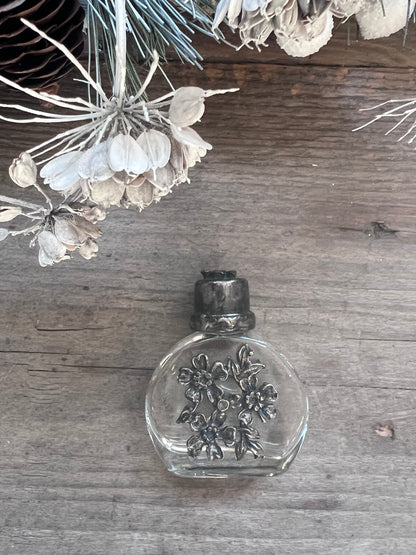 vintage parfumflesje glas, parfumflesje tinnen dop, vintage parfumflesje bloemenmandje, decoratief parfumflesje, vintage verzamelobject, parfumflesje collectors item, nostalgisch parfumflesje