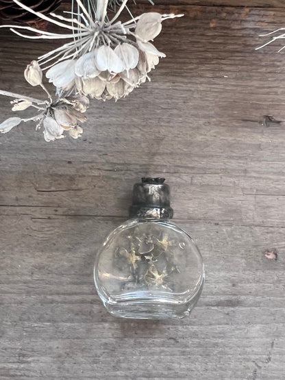 vintage parfumflesje glas, parfumflesje tinnen dop, vintage parfumflesje bloemenmandje, decoratief parfumflesje, vintage verzamelobject, parfumflesje collectors item, nostalgisch parfumflesje