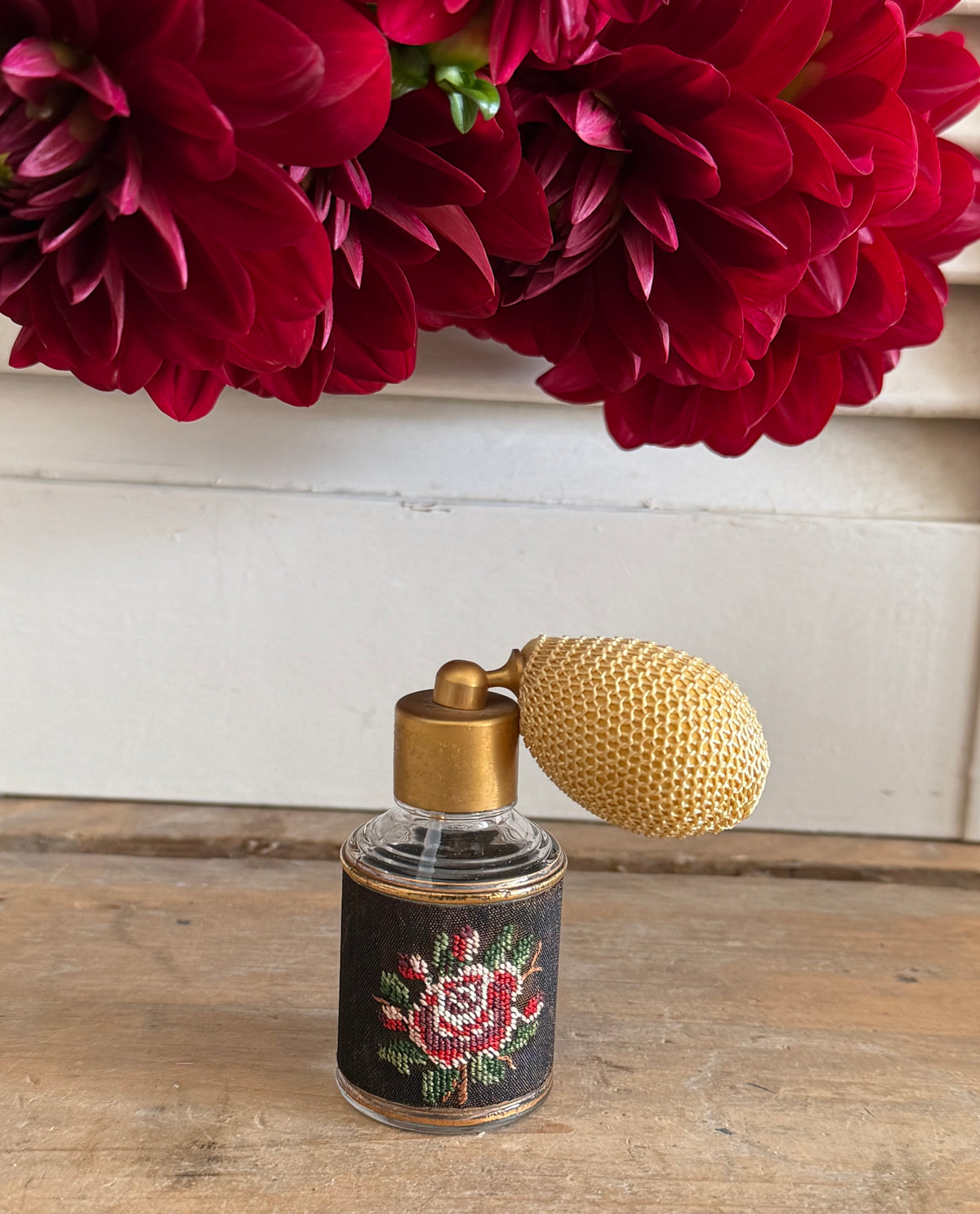vintage parfumverstuiver, oude parfumfles, parfum atomizer, parfumfles met ballon, boudoir parfumfles, vintage kaptafel accesoires, geborduurde parfumfles, Franse brocante parfum, Sofia&