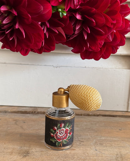 vintage parfumverstuiver, oude parfumfles, parfum atomizer, parfumfles met ballon, boudoir parfumfles, vintage kaptafel accesoires, geborduurde parfumfles, Franse brocante parfum, Sofia&
