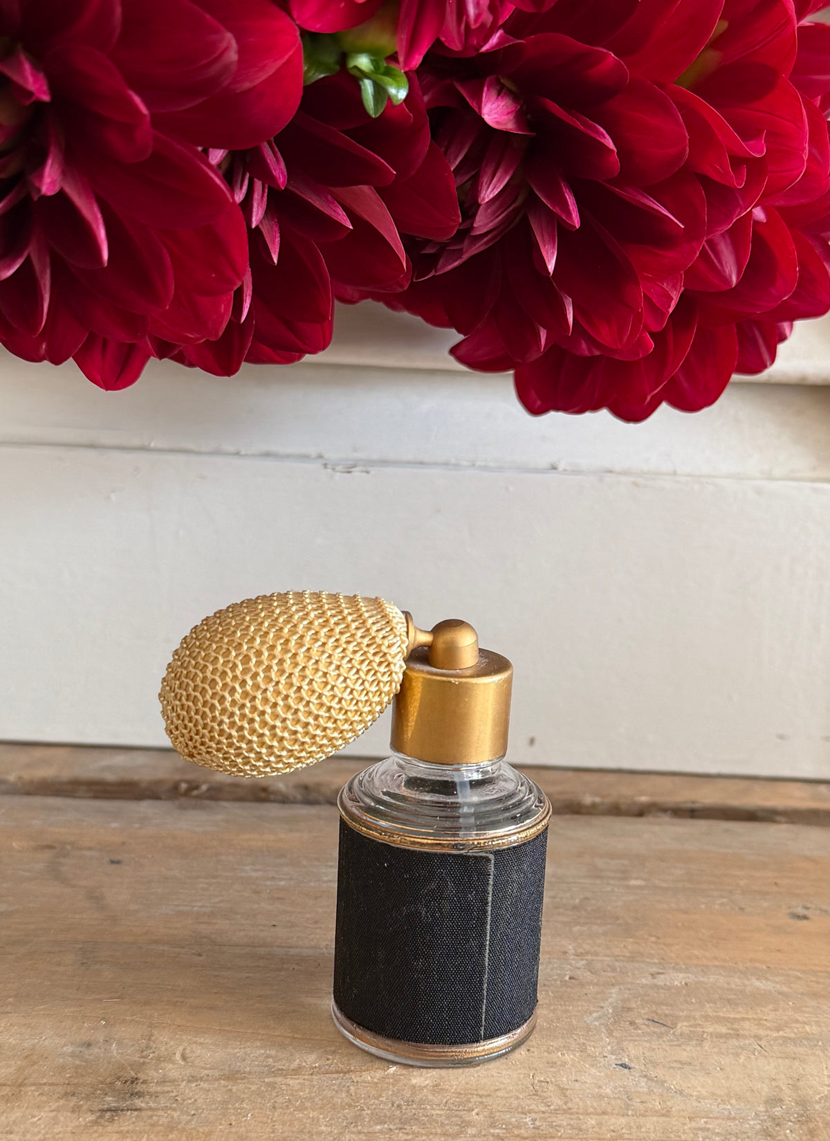 vintage parfumverstuiver, oude parfumfles, parfum atomizer, parfumfles met ballon, boudoir parfumfles, vintage kaptafel accesoires, geborduurde parfumfles, Franse brocante parfum, Sofia&