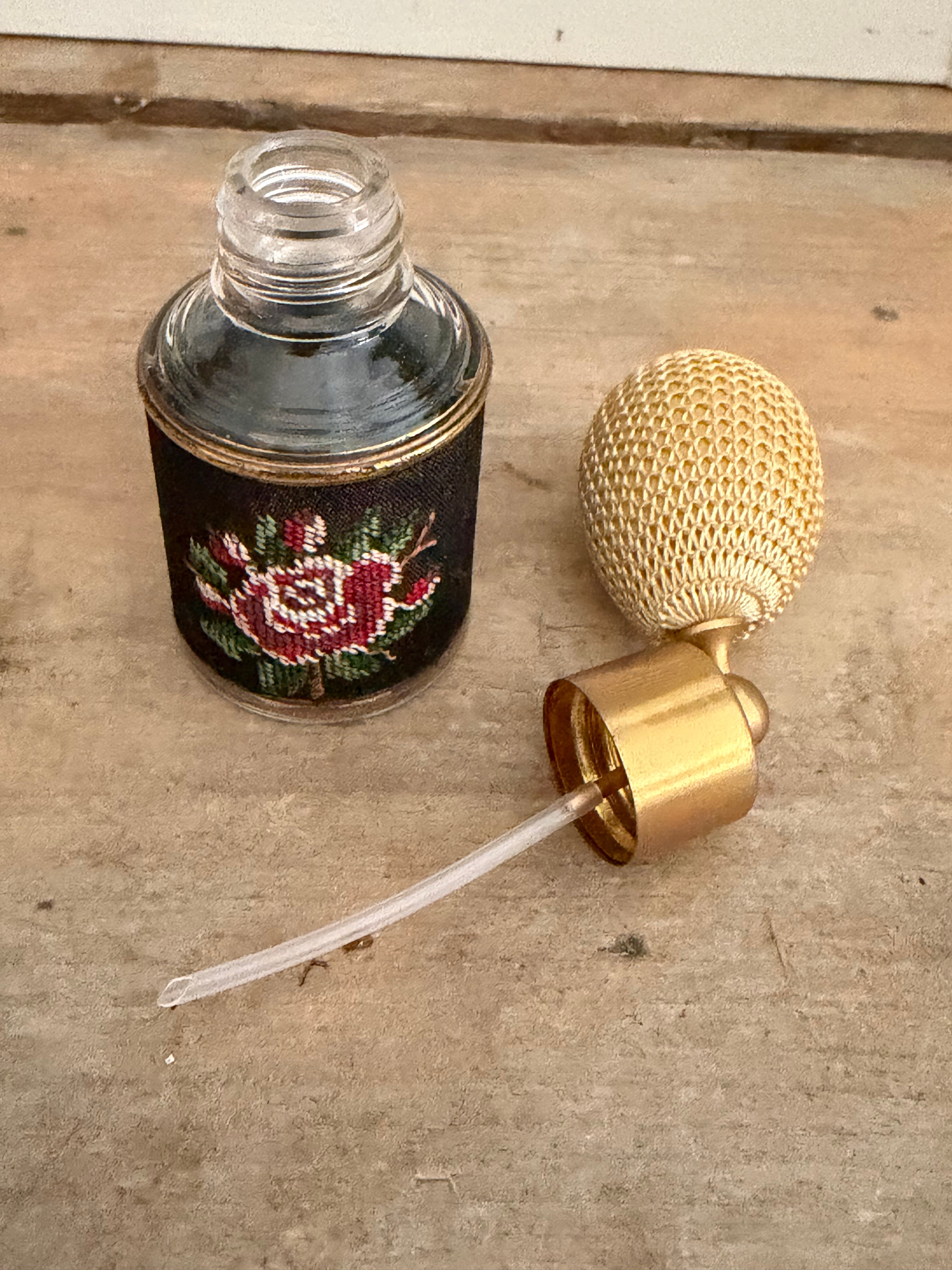 vintage parfumverstuiver, oude parfumfles, parfum atomizer, parfumfles met ballon, boudoir parfumfles, vintage kaptafel accesoires, geborduurde parfumfles, Franse brocante parfum, Sofia&