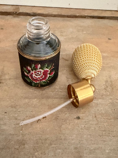 vintage parfumverstuiver, oude parfumfles, parfum atomizer, parfumfles met ballon, boudoir parfumfles, vintage kaptafel accesoires, geborduurde parfumfles, Franse brocante parfum, Sofia&