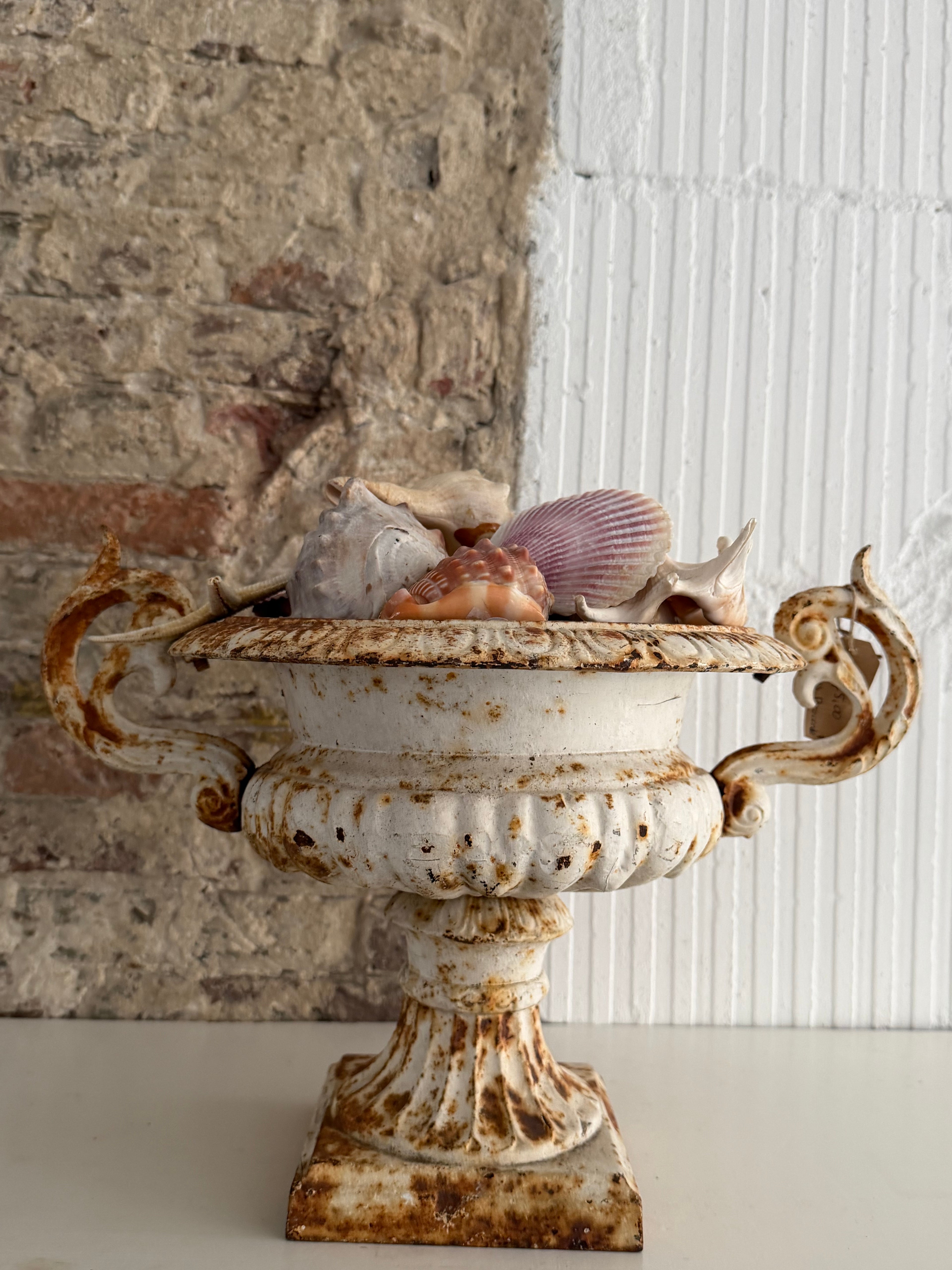 Franse oorvaas, gietijzeren oorvaas, Franse Jardiniere, Franse medicis vaas, antieke Franse vaas. brocante gietijzer, Franse brocante, gietijzeren jardiniere, vaas met patina, Frans interieur, landelijke Franse decoratie