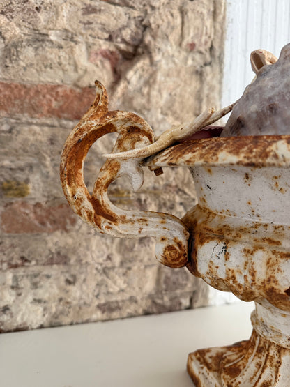 Franse oorvaas, gietijzeren oorvaas, Franse Jardiniere, Franse medicis vaas, antieke Franse vaas. brocante gietijzer, Franse brocante, gietijzeren jardiniere, vaas met patina, Frans interieur, landelijke Franse decoratie