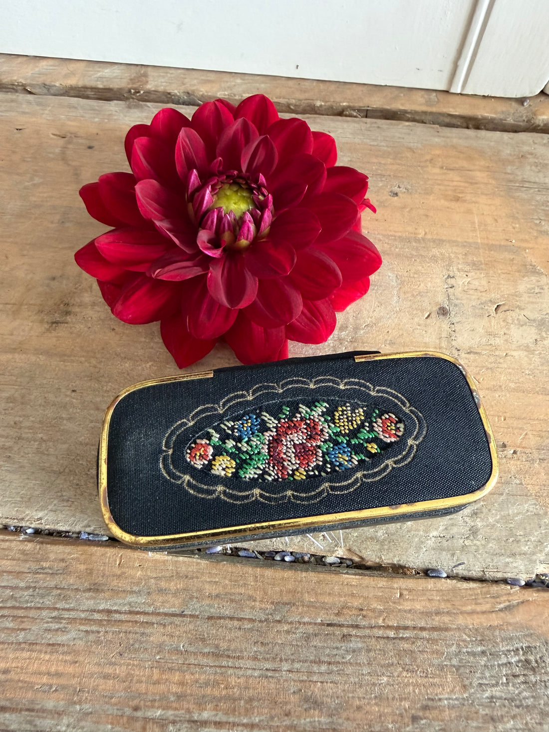 Vintage naaigarnituur, oud reisnaaidoosje, antiek naaigerei, vintage sewing kit, petit point etui, vintage fournituren, brocante naaigerei, boudoir decoratie, naaigerei verzamelobject