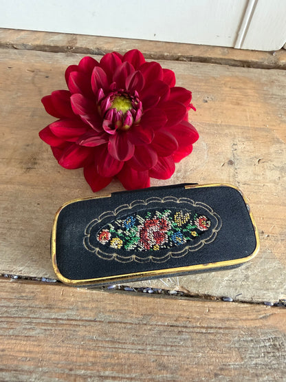 Vintage naaigarnituur, oud reisnaaidoosje, antiek naaigerei, vintage sewing kit, petit point etui, vintage fournituren, brocante naaigerei, boudoir decoratie, naaigerei verzamelobject
