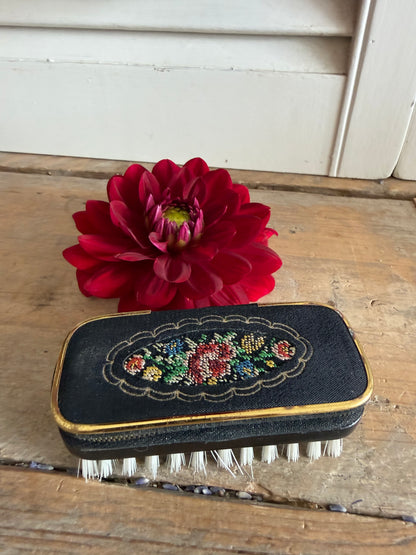 Vintage naaigarnituur, oud reisnaaidoosje, antiek naaigerei, vintage sewing kit, petit point etui, vintage fournituren, brocante naaigerei, boudoir decoratie, naaigerei verzamelobject