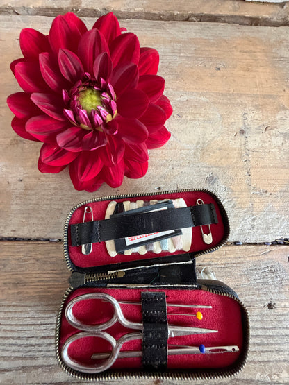 Vintage naaigarnituur, oud reisnaaidoosje, antiek naaigerei, vintage sewing kit, petit point etui, vintage fournituren, brocante naaigerei, boudoir decoratie, naaigerei verzamelobject