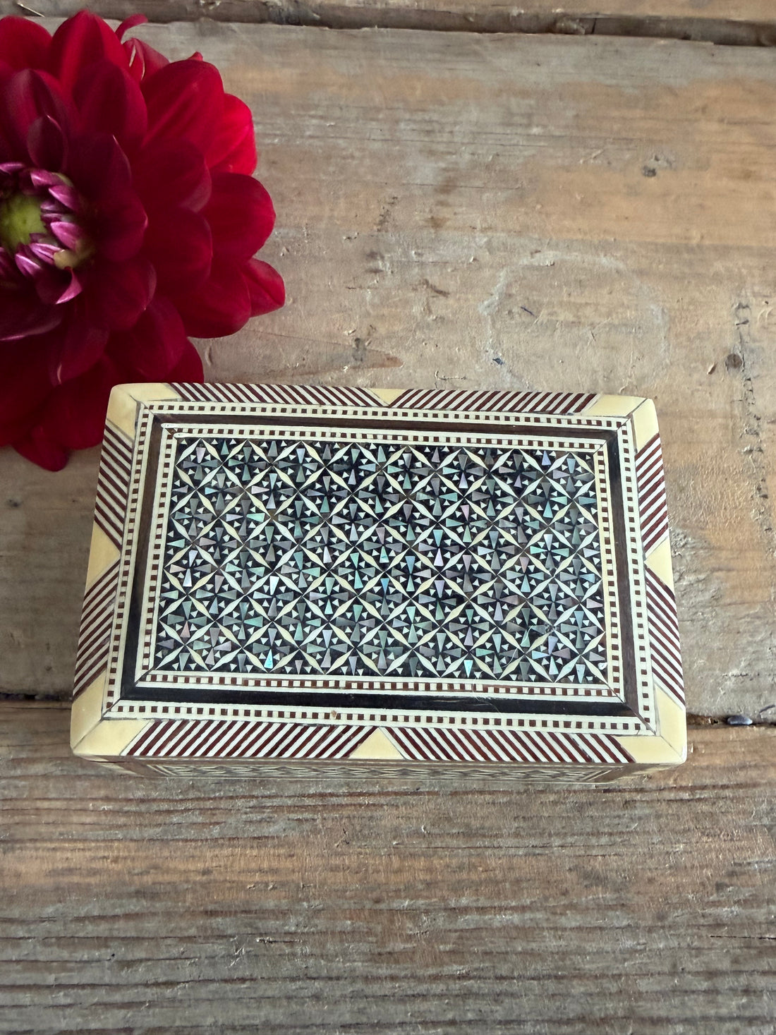 Egyptisch sieradendoosje, Egyptisch paremoerdoosje, oosters opbergdoosje, handgemaakt Egyptisch doosje, vintage, curiosa, ingelegd met parelmoer en been, Sofia&