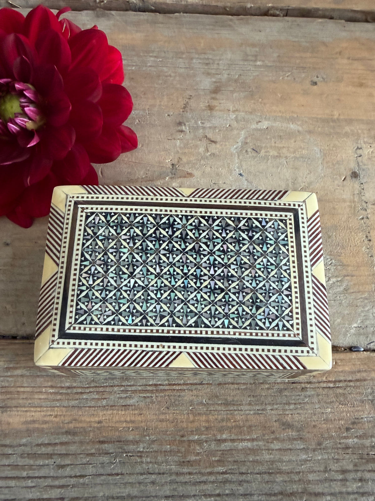 Egyptisch sieradendoosje, Egyptisch paremoerdoosje, oosters opbergdoosje, handgemaakt Egyptisch doosje, vintage, curiosa, ingelegd met parelmoer en been, Sofia&