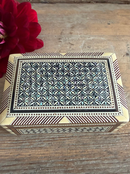 Egyptisch sieradendoosje, Egyptisch paremoerdoosje, oosters opbergdoosje, handgemaakt Egyptisch doosje, vintage, curiosa, ingelegd met parelmoer en been, Sofia&