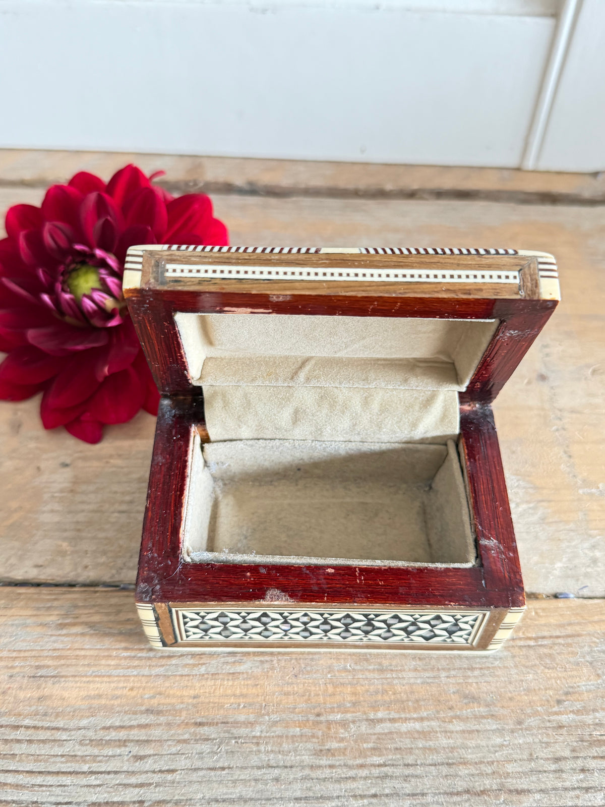 Egyptisch sieradendoosje, Egyptisch paremoerdoosje, oosters opbergdoosje, handgemaakt Egyptisch doosje, vintage, curiosa, ingelegd met parelmoer en been, Sofia&