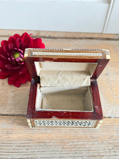 Egyptisch sieradendoosje, Egyptisch paremoerdoosje, oosters opbergdoosje, handgemaakt Egyptisch doosje, vintage, curiosa, ingelegd met parelmoer en been, Sofia&