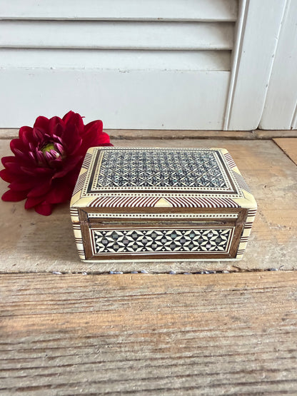 Egyptisch sieradendoosje, Egyptisch paremoerdoosje, oosters opbergdoosje, handgemaakt Egyptisch doosje, vintage, curiosa, ingelegd met parelmoer en been, Sofia&