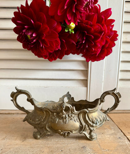 Vintage jardinière, rococo jardinière, antieke jardinière, messing plantenbak, bronzen sierbak, Franse brocante, Louis XV decoratie, vintage messing woondecoratie, sierlijke plantenbak, brocante interieur, French chic woondecoratie, sierlijke plantenbak, oude jardinière, Sofia&