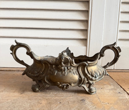 Vintage jardinière, rococo jardinière, antieke jardinière, messing plantenbak, bronzen sierbak, Franse brocante, Louis XV decoratie, vintage messing woondecoratie, sierlijke plantenbak, brocante interieur, French chic woondecoratie, sierlijke plantenbak, oude jardinière, Sofia&