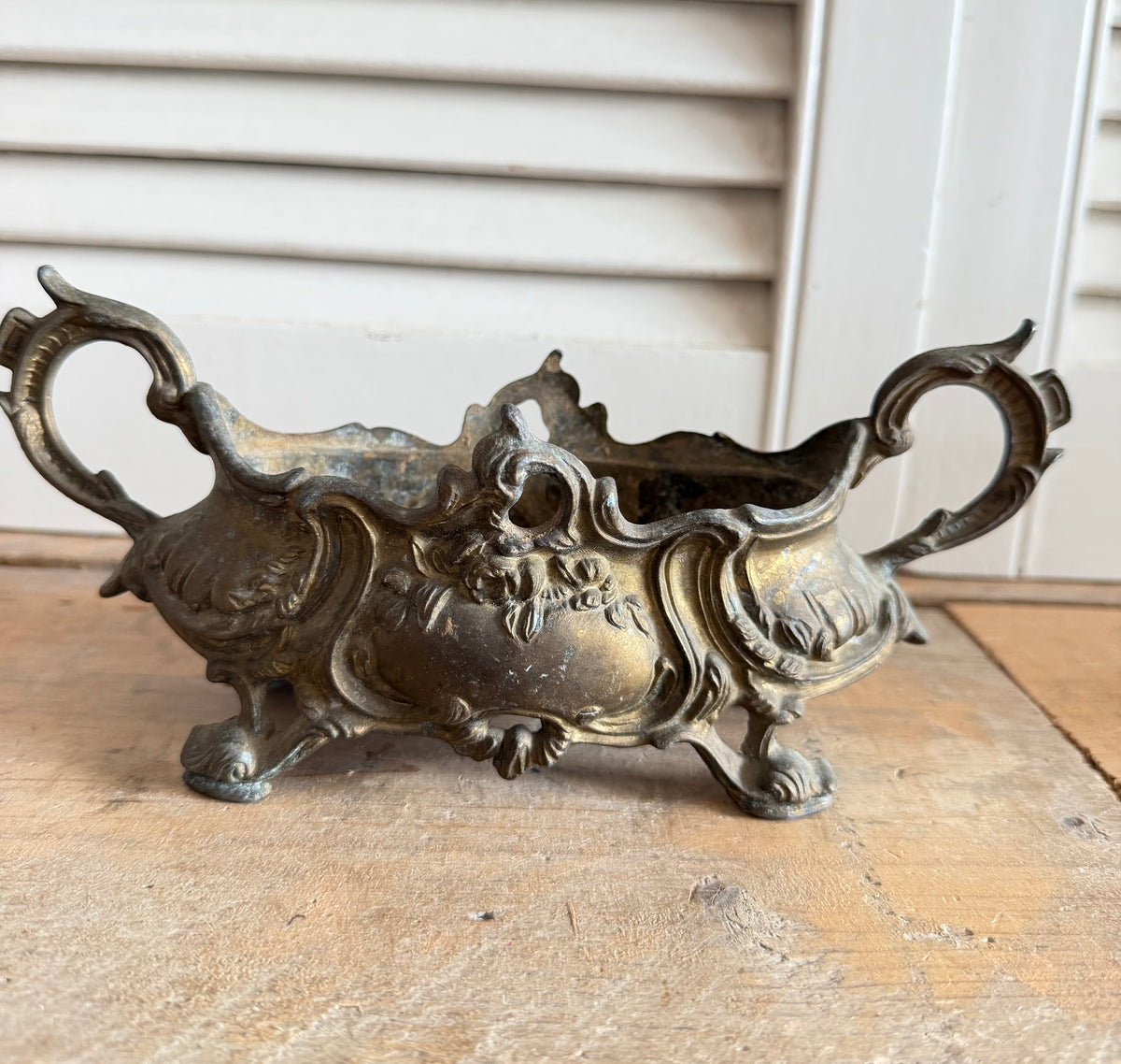 Vintage jardinière, rococo jardinière, antieke jardinière, messing plantenbak, bronzen sierbak, Franse brocante, Louis XV decoratie, vintage messing woondecoratie, sierlijke plantenbak, brocante interieur, French chic woondecoratie, sierlijke plantenbak, oude jardinière, Sofia&