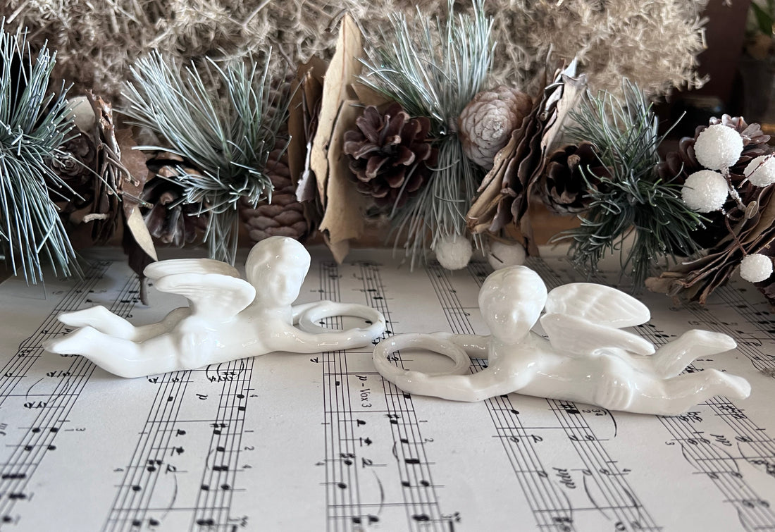 kaarsringen engeltjes, kaarsringen porselein, kerstdecoratie kaarsringen, porseleinen kaarsringen, engeltjes kaarsringen, dinerkaars accessoires, kersttable decoratie, sfeervolle kaarsdecoratie