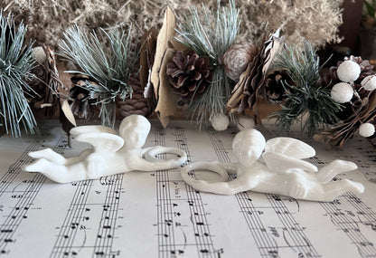 kaarsringen engeltjes, kaarsringen porselein, kerstdecoratie kaarsringen, porseleinen kaarsringen, engeltjes kaarsringen, dinerkaars accessoires, kersttable decoratie, sfeervolle kaarsdecoratie