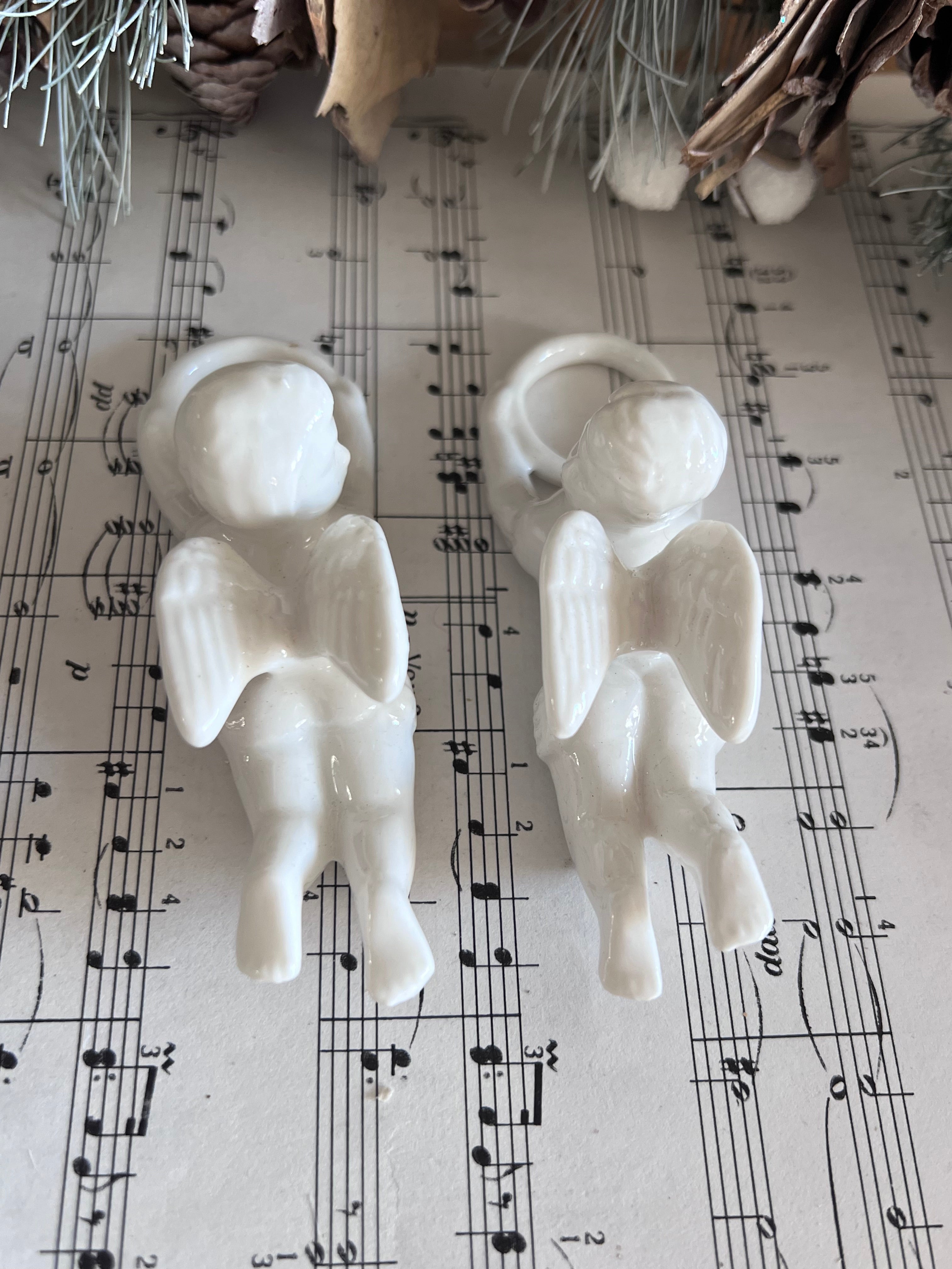 kaarsringen engeltjes, kaarsringen porselein, kerstdecoratie kaarsringen, porseleinen kaarsringen, engeltjes kaarsringen, dinerkaars accessoires, kersttable decoratie, sfeervolle kaarsdecoratie