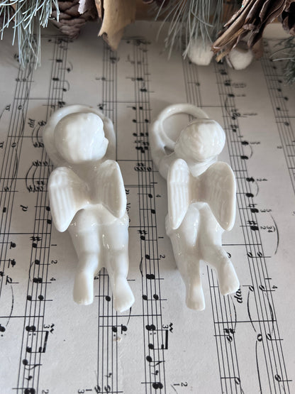 kaarsringen engeltjes, kaarsringen porselein, kerstdecoratie kaarsringen, porseleinen kaarsringen, engeltjes kaarsringen, dinerkaars accessoires, kersttable decoratie, sfeervolle kaarsdecoratie