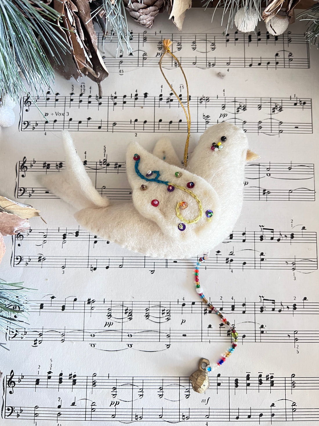 vredesduifje vilt, vilt decoratie, kerstdecoratie vilt, vredesduifje met kraaltjes, handgemaakte kerstversiering, vilt ornament, belletje vilt decoratie, kerstdecoratie vredesduifje