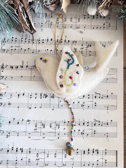 vredesduifje vilt, vilt decoratie, kerstdecoratie vilt, vredesduifje met kraaltjes, handgemaakte kerstversiering, vilt ornament, belletje vilt decoratie, kerstdecoratie vredesduifje