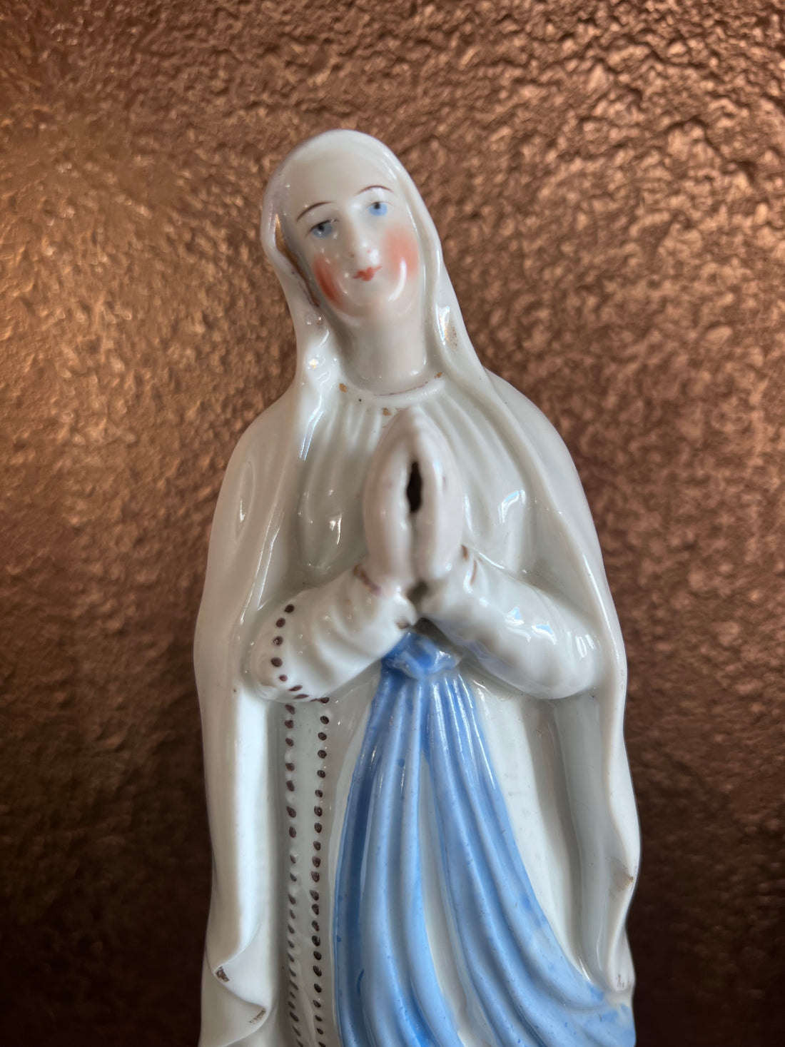 antiek porseleinen beeld Maria de Lourdes, Maria de Lourdes beeldje van porselein, antiek religieus beeld, porseleinen Mariabeeld, vintage Maria Lourdes beeld, kunstzinnig porseleinen beeld, religieuze antiek, katholiek porseleinen beeldje, Lourdes souvenir