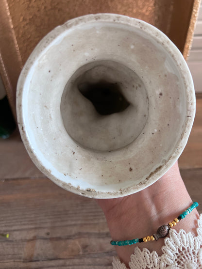 antiek porseleinen beeld Maria de Lourdes, Maria de Lourdes beeldje van porselein, antiek religieus beeld, porseleinen Mariabeeld, vintage Maria Lourdes beeld, kunstzinnig porseleinen beeld, religieuze antiek, katholiek porseleinen beeldje, Lourdes souvenir