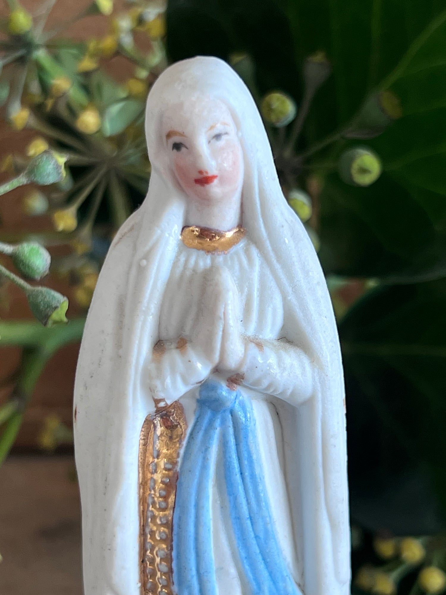 klein Maria de Lourdes beeldje, porseleinen Maria beeldje, klein religieus beeld, Lourdes souvenir, porseleinen Mariabeeldje, compact Maria Lourdes beeld, klein religieus souvenir, katholiek porseleinen beeldje, decoratief Maria beeldje