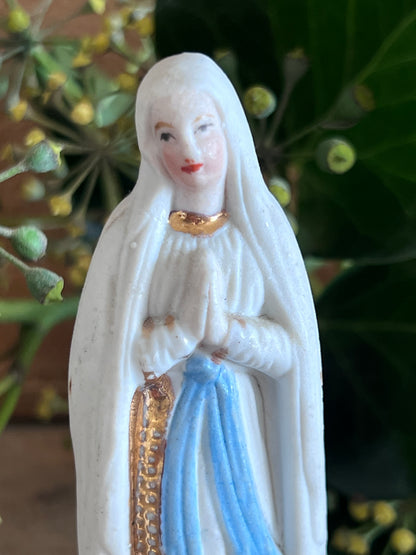 klein Maria de Lourdes beeldje, porseleinen Maria beeldje, klein religieus beeld, Lourdes souvenir, porseleinen Mariabeeldje, compact Maria Lourdes beeld, klein religieus souvenir, katholiek porseleinen beeldje, decoratief Maria beeldje