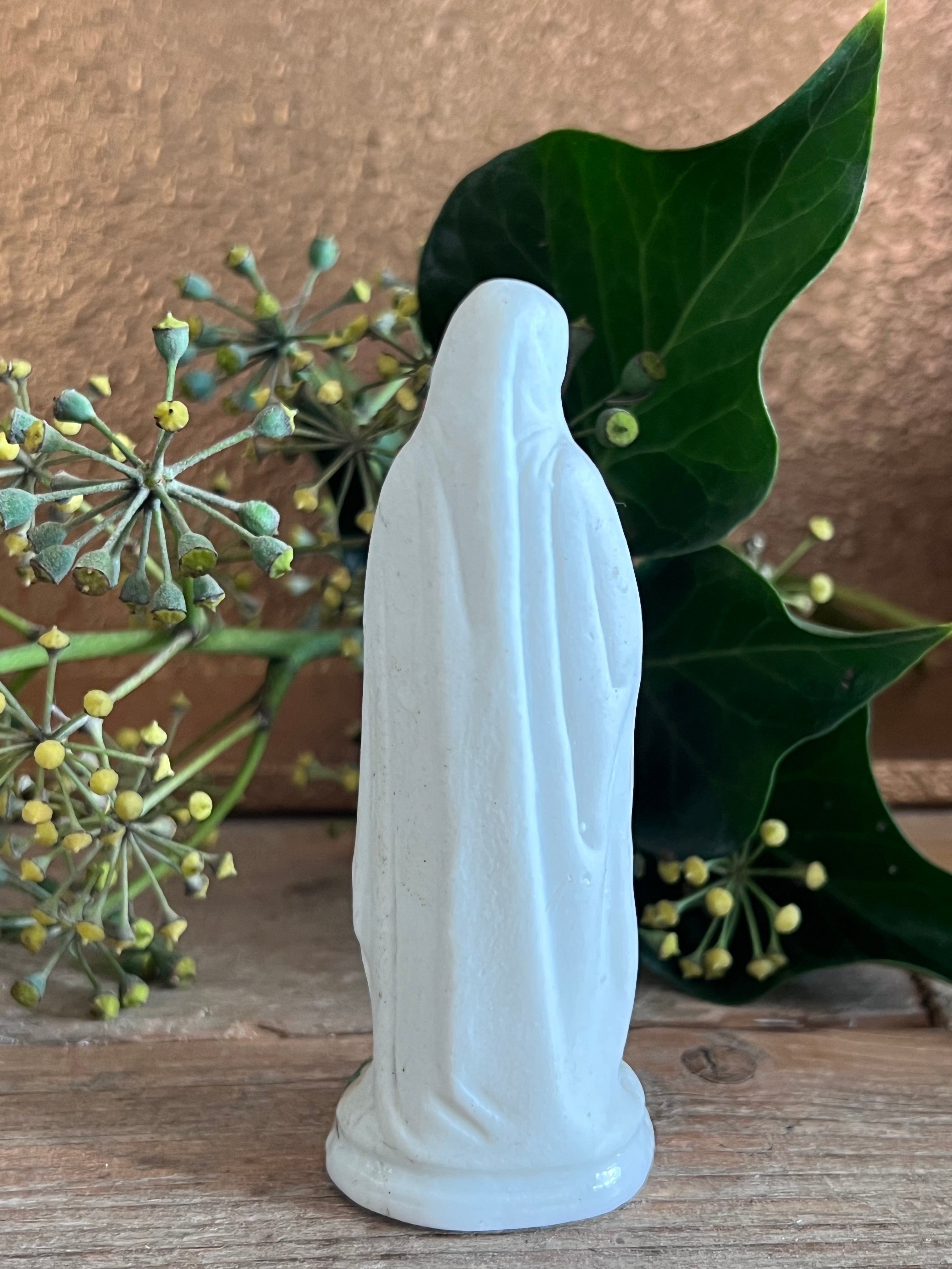 klein Maria de Lourdes beeldje, porseleinen Maria beeldje, klein religieus beeld, Lourdes souvenir, porseleinen Mariabeeldje, compact Maria Lourdes beeld, klein religieus souvenir, katholiek porseleinen beeldje, decoratief Maria beeldje