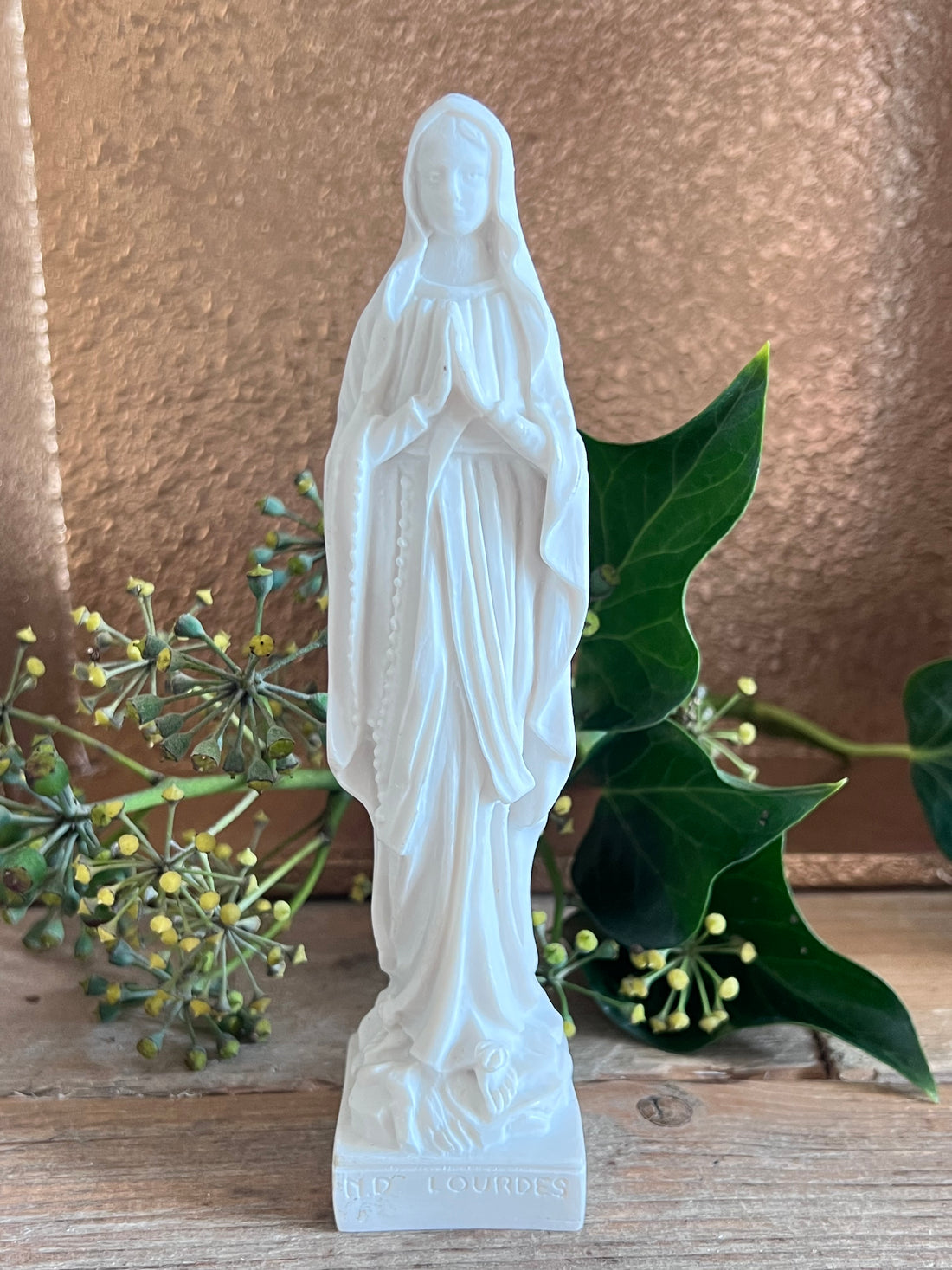 Maria de Lourdes beeldje, wit Maria beeldje, resin Maria beeldje, porseleinachtig beeldje Maria, religieus beeldje, spiritueel decor, Maria de Lourdes statue wit, liefdesbeeldje Maria Lourdes.