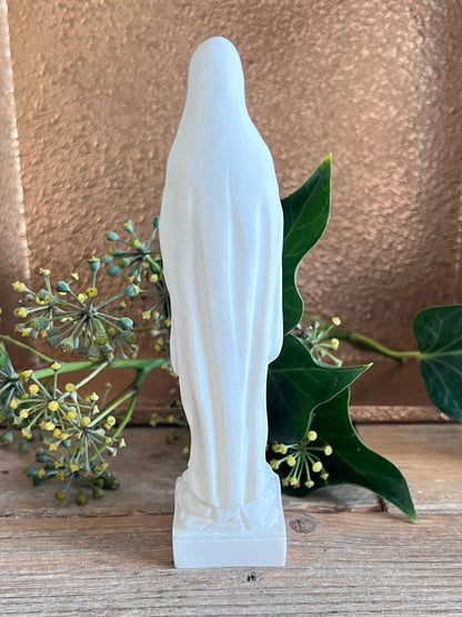 Maria de Lourdes beeldje, wit Maria beeldje, resin Maria beeldje, porseleinachtig beeldje Maria, religieus beeldje, spiritueel decor, Maria de Lourdes statue wit, liefdesbeeldje Maria Lourdes.