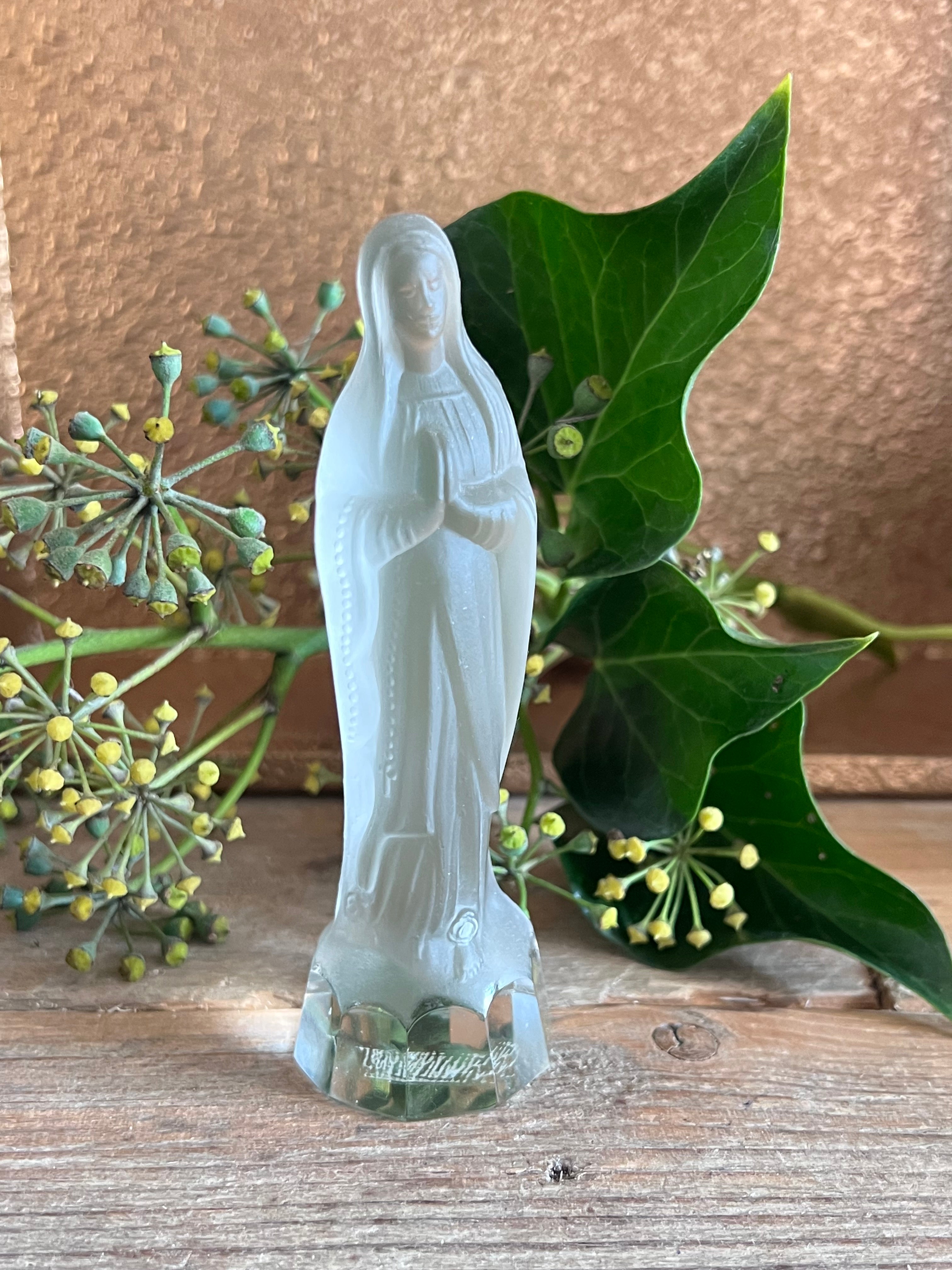 Maria beeldje kristal, gesatineerd kristal beeldje, Maria beeldje kopen, spiritueel beeldje, religieus kunstwerk, decoratie Maria, kristallen beeldje, spiritualiteit thuis, cadeau Maria, religieuze decoratie.