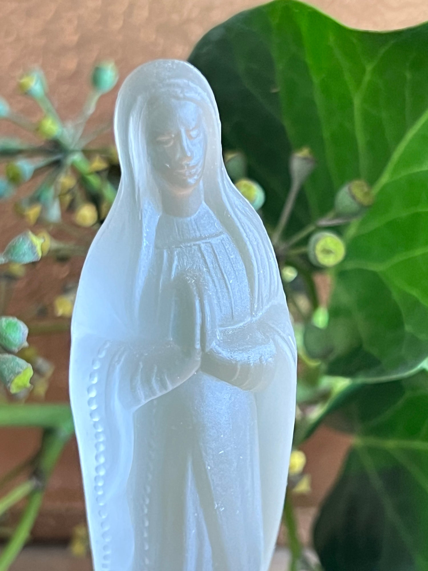 Maria beeldje kristal, gesatineerd kristal beeldje, Maria beeldje kopen, spiritueel beeldje, religieus kunstwerk, decoratie Maria, kristallen beeldje, spiritualiteit thuis, cadeau Maria, religieuze decoratie.Vintage