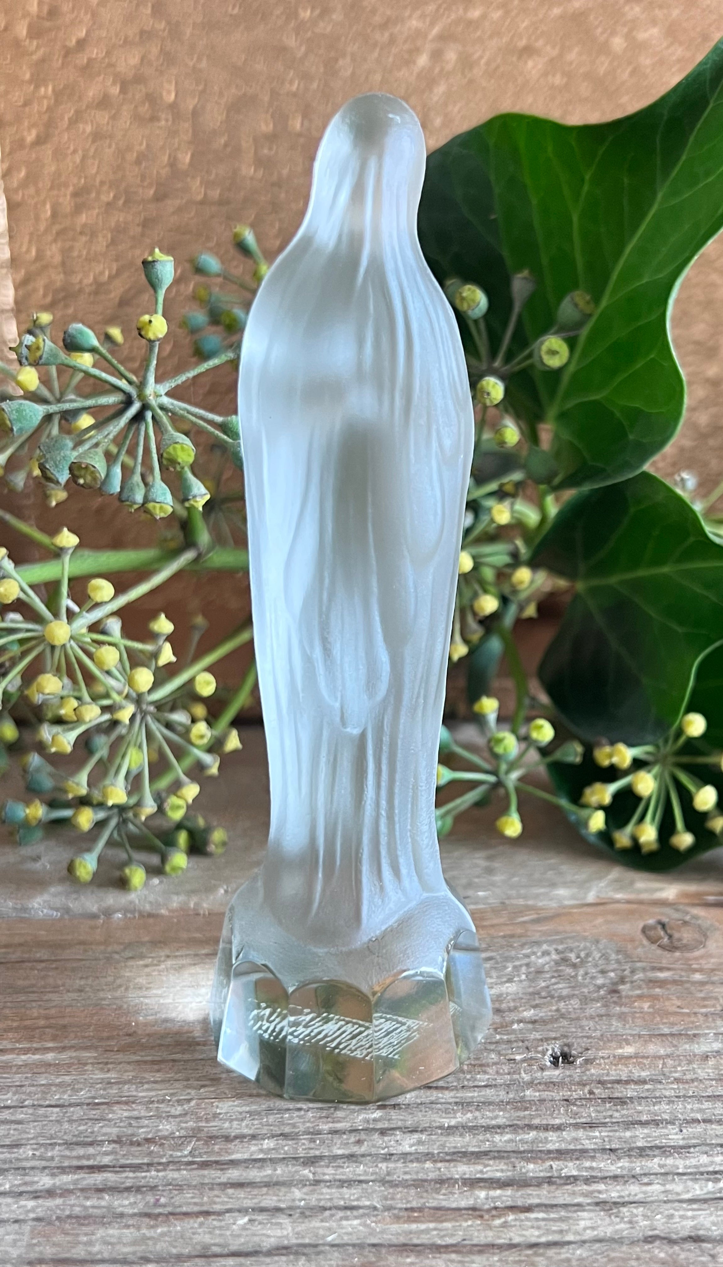 Maria beeldje kristal, gesatineerd kristal beeldje, Maria beeldje kopen, spiritueel beeldje, religieus kunstwerk, decoratie Maria, kristallen beeldje, spiritualiteit thuis, cadeau Maria, religieuze decoratie. vintage