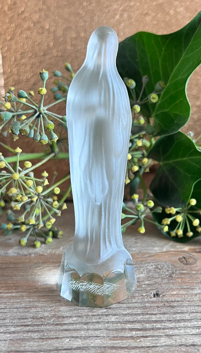 Maria beeldje kristal, gesatineerd kristal beeldje, Maria beeldje kopen, spiritueel beeldje, religieus kunstwerk, decoratie Maria, kristallen beeldje, spiritualiteit thuis, cadeau Maria, religieuze decoratie. vintage